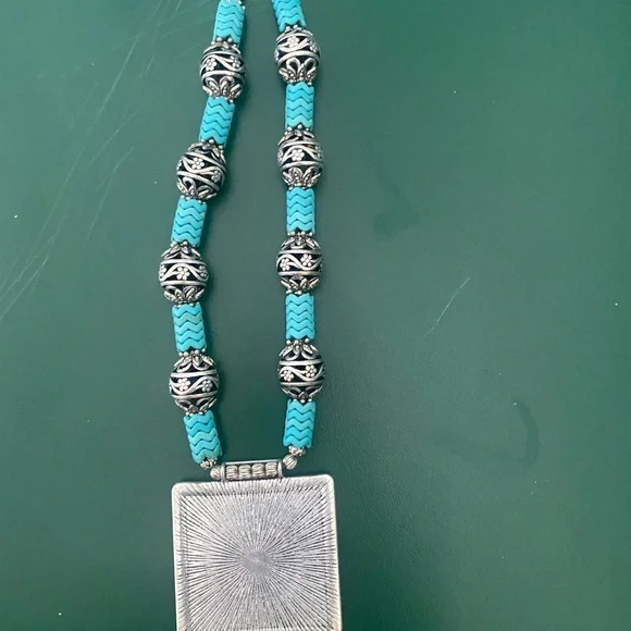 TURQUOISE AND SILVERTONE NECKLACE - Picture 3 of 3
